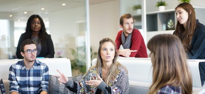 Arbeitsteilung Vor & Nachteile in VWL leicht erklärt + Beispiel & Arten Arbeitsteilung Vor & Nachteile in VWL leicht erklärt + Beispiel & Arten